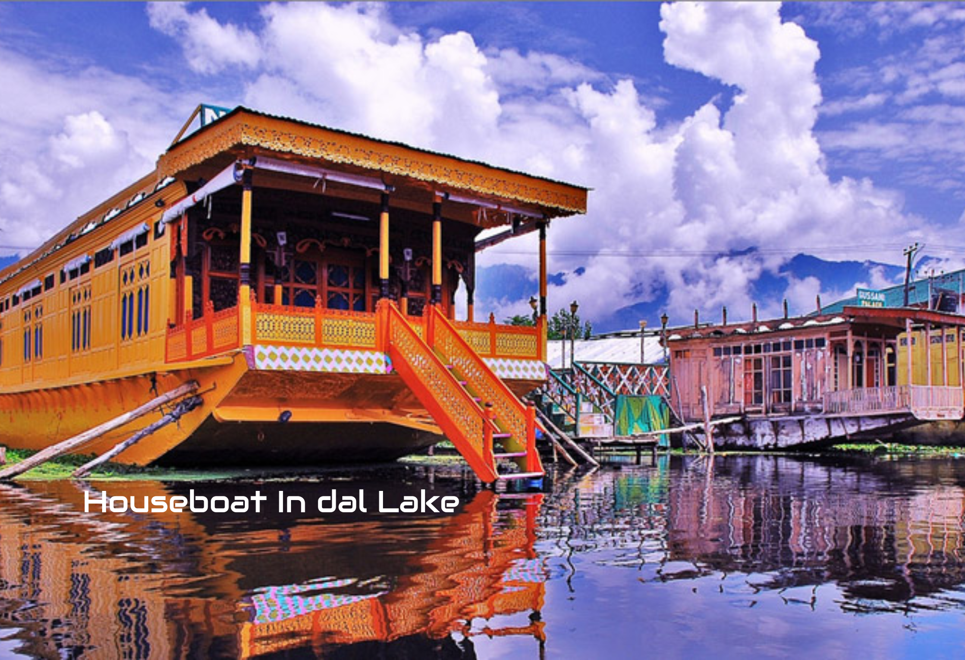 houseboat-in-dal-lake.png